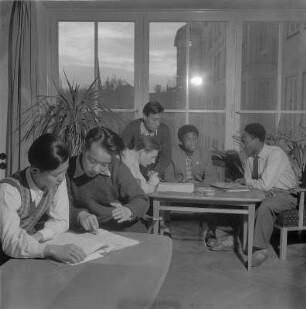 Dresden. Studentenwohnheime der TU Dresden, Studenten beim Austausch