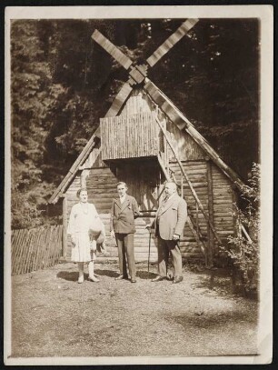 Naturtheater 1928 : Portrait einer Familie vor einer Blockhütte