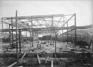 Güstrow, Speicherstraße. Baustelle Kongreßhalle. Dachkonstruktion aus Profilstahl im Bau