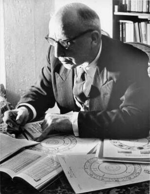 Astrologe 1958 : Hobbies der Mitarbeiter der Hamburger Gaswerke. Hier beschäftigt sich ein Mitarbeiter in seiner Freizeit mit Astrologie