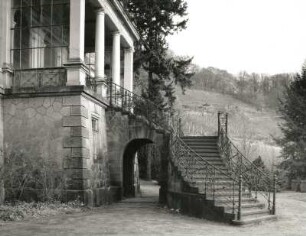 Dresden-Wachwitz, Wachwitzer Weinberg 1. Neue Villa (Königliche Villa) (1893; W. Teichgräber). Altan mit Freitreppe an der Gartenfront