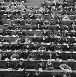 Dresden-Räcknitz, Zellescher Weg 16. Großer Physik-Hörsaal im Hörsaalgebäude der Mathematischen und Physikalischen Institute (seit 1994 Trefftz-Bau) der TU Dresden. Teilansicht einer Seite