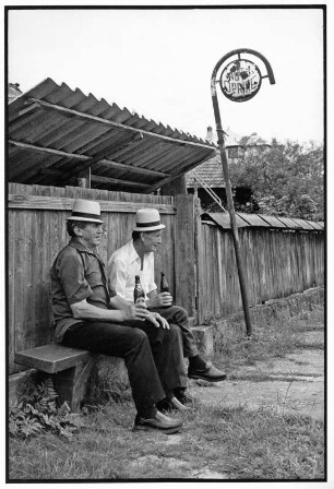 Maramures. Zwei Männer an einer Haltestelle