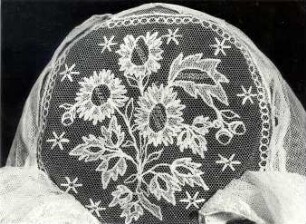 Detail einer Haube der Bautzener Tracht : Bildende Volkskunst - Flachsfaser. Haube der Bautzener Tracht.