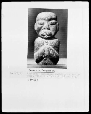männliche Halbfigur mit kahlem Kopf