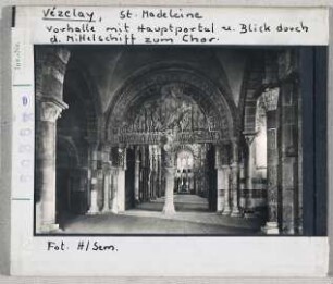 Vézelay, Basilika Sainte Madeleine: Vorhalle mit Hauptportal und Blick durchs Mittelschiff zum Chor