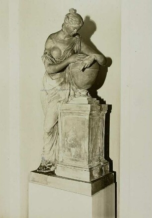 Ofen : Klassizistischer Ofen. Frauengestalt mit Urne. Ton, unglasiert. Verwalter, Kunstgewerbemuseum Dresden