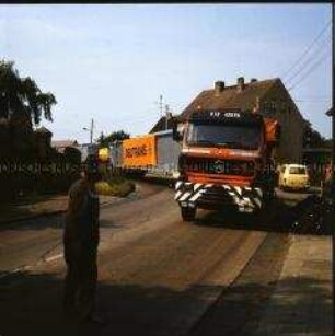 Schwertransport mit Lastwagen "VE Kombinat Deutrans" von Rostock nach Schwedt/Oder