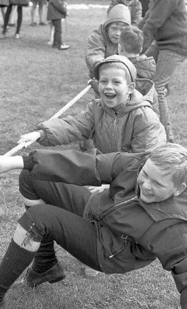 Kinderfest im Kinder- und Jugendzentrum der Bundesgartenschau im Fasanengarten, initiiert vom Kaufhaus Karstadt.
