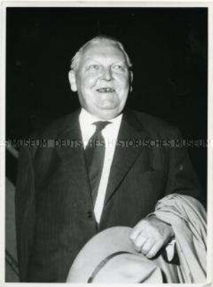 Ludwig Erhard beim Abflug in die USA