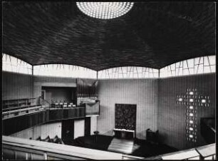Vaterunser-Kirche Detmolderstraße/Blissestraße, Berlin-Wilmersdorf: Inenraum, Blick auf die Orgel und den Altar von der Empore aus