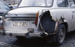 Totalschaden eines Trabant nach Unfall : Wenn ein Auto vom Typ Trabant in einen Unfall verwickelt wird, zersplittert die Duroplast-Karosserie. Aufgenommen ca. 1990 in der DDR