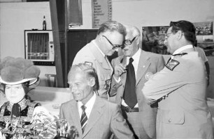 Freiburg: Festakt im Hangar; Gruppen mit Oberbürgermeister Keidel, Gen. Fuhr (3. Franz. Div.), Trachten