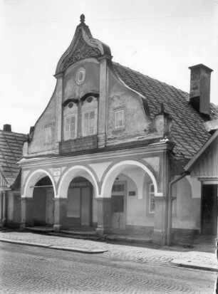 Hohenelbe (Vrchlabí), Konrad-Henlein-Straße. Wohnhaus mit Laden (Franz Lauer) und Arkaden