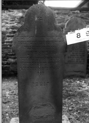 Grabstein 89 (Index: 100094790) Material: Sandstein Zustand: unten abgeblättert Maße HxBxT: 136x58x11 cm Beschreibung: Stele, Sockel, ausgezogener doppelter Rundbogenabschluß: Grabstein 89