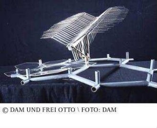 "Flugsaurier", "Feder" als Schattengeber - Teilmodell der Überdachung
