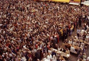 Freiburg: Menschenmenge auf dem Münsterplatz; vom Balkon des Kaufhauses