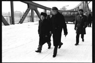 S/w-Fotografie: Agentenaustausch auf der Glienicker Brücke