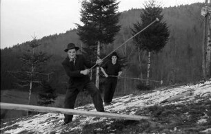 Buchenbach: Scheibenschlagen; Buben beim Scheibenschlagen