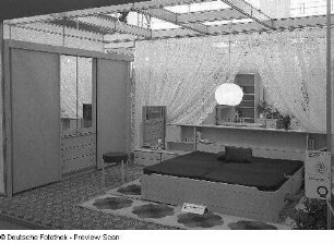 Schlafzimmer (Modell T 21) : Ausstellungskoje mit Schlafzimmermöbeln (Modell T 21) des VEB Möbelkombinat Zeulenroda-Triebes (ZEUTRIE)