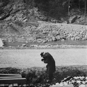 Ein Mann fotografiert mit einer Mittelformatkamera