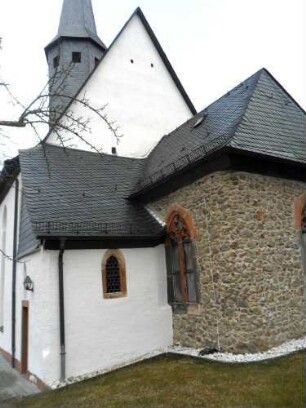 Krofdorf-Evangelische Kirche - Langhaus (Spätromanische Gründung 13 Jh) mit Schlitzscharte in Ostgiebelwand sowie Chor von Südosten
