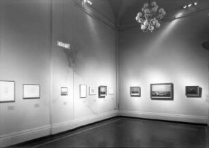 Brandung bei Rügen : Carl Gustav Carus. Natur und Idee, eine Ausstellung der Staatlichen Kunstsammlungen Dresden und der Staatlichen Museen zu Berlin ; 26. Juni bis 20. September 2009 ; die Ausstellung des Kupferstich-Kabinetts und der Galerie Neue Meister der Staatlichen Kunstsammlungen Dresden findet an zwei Orten statt: Gemäldegalerie Alte Meister ..., Residenzschloss Dresden... Raumaufnahme in der Abteilung Rügen: Brandung bei Rügen von Carl Gustav Carus