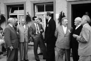 Bernau: Gruppe der Thoma-Preisträger: Strübe, Becker, Fauser, Filbinger, Dichtel, Bürgermeister Dr. Bauer, Riester mit Prof. Asal