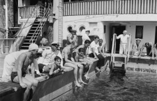 Bordleben Milwaukee. Am Rand des Schwimmbeckens auf dem Oberdeck