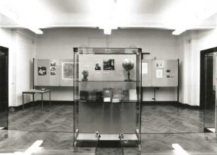 Dresden-Neustadt, Marienallee 12. Sächsische Landesbibliothek, Bibliothekarin und Benutzer im Medienlesesaal