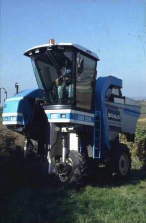 Fotografie: Weinbau, Erntetechnik, Erntemaschine