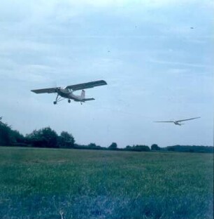 Segelflugschule Wasserkuppe. Eine "Rhönlerche" während des Seilzugstartes