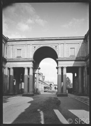 Potsdam, Orangerie, Blick auf rechtes Portal auf Mittelbau.
