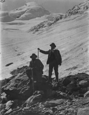 Bergsteiger : Portrait zweier Bergsteiger vor einem Firnfeld des Feegletschers.