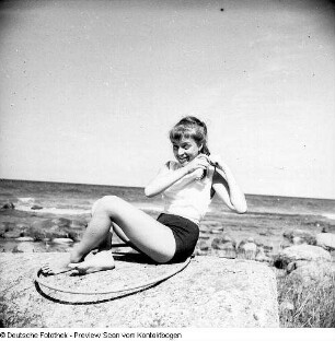 Ostsee; Gisela mit Reifen, beim Sprung