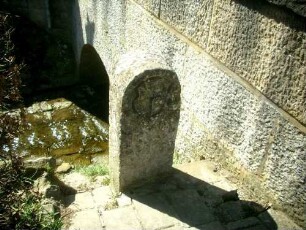 Großharbach - Landturm-Brücke am Landturm - ein Grenzstein mit Wappen