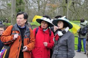 Keukenhof - Chinesische Besucher : Touristengruppe aus China, aufgenommen in der Frühjahrsblumen-Ausstellung am 5. April in Keukenhof