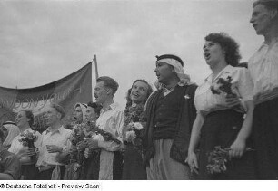 Arabisches Volkskunstensemble, englische Jugendgruppe und Ensemble der FDJ auf der Bühne