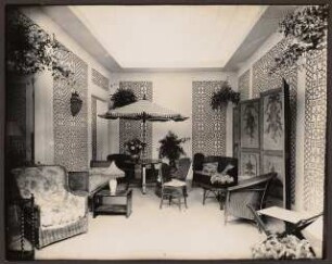 Fotoalbum: Deutsche Gartenbau- und Schlesische Gewerbe-Ausstellung (GUGALI), Liegnitz: Gewerbeausstellung, Innenansicht Ausstellungsgebäude: Inneneinrichtung mit Rattanmöbeln