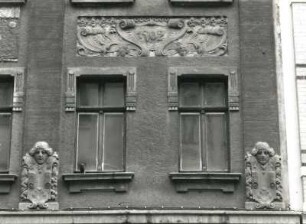 Leipzig-Lindenau, Helmholtzstraße 11. Wohnhaus. 1902. Fensterpaar (1. OG)