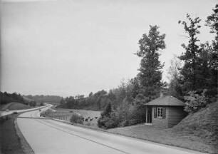 Triebischtal bei Tanneberg, Reichsautobahn mit Straßenwärterhäuschen, Blick vom Mittelstreifen in Richtung Chemnitz