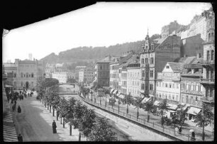 Karlsbad. An der Mühlbrunn-Kolonnade : Karlsbad. Mühlbrunn-Kolonnade am Mühlbrunn-Quai an der Teplá gegen Kurhaus und Kreuzstraße