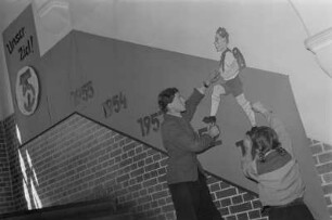 Wilhelm-Wundt-Schule (Zentralschule) in Tangerhütte bei Stendal : Zwei Schüler beim Anbringen von Sichtwerbung