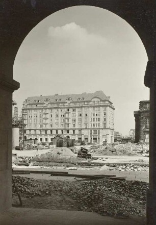 Wohn- und Geschäftshaus : Blick von den Arkaden (W-Seite) über Baustelleneinrichtungen zum Wohn- und Geschäftshaus