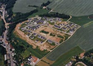 Werdau-Steinpleis, Eigenheim- und Reihenhaussiedlung "An der Alten Brauerei" am rechten Hang des Pleißetals, von Süden