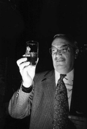 Freiburg: Prof. Sauer mit Trinkglas, Portrait