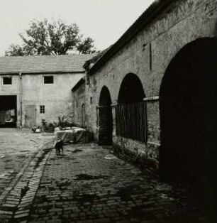 Proschim. Bauernhof, Hauptstraße 2 : Welzow-Proschim, Hauptstraße 2. Gehöft (1. Hälfte 19. Jahrhundert). Hofansicht mit Durchfahrt und Stallgebäude