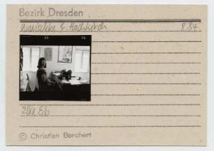 Christian Borchert (1942-2000). Karteikarte, beklebt mit einem Kontaktabzug, handschriftliche Notizen "Wuischke b. Hochkirch 8.84 Elke Erb"