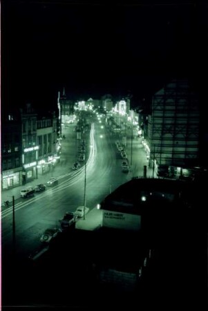 Hamburg. Reeperbahn. Die Leuchtbahnen des Verkehrs zeichnen sich deutlich im mehrere Sekunden belichteten Film ab, denn die Reeperbahn ist nicht nur die Vergnügungsstraße Hamburgs, sondern auch die Hauptverkehrsader zwischen dem Stadtzentrum Altona. Nachtaufnahme