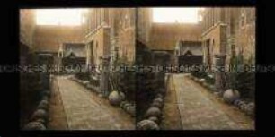 Garten und Weg im Innenhof der Marienburg